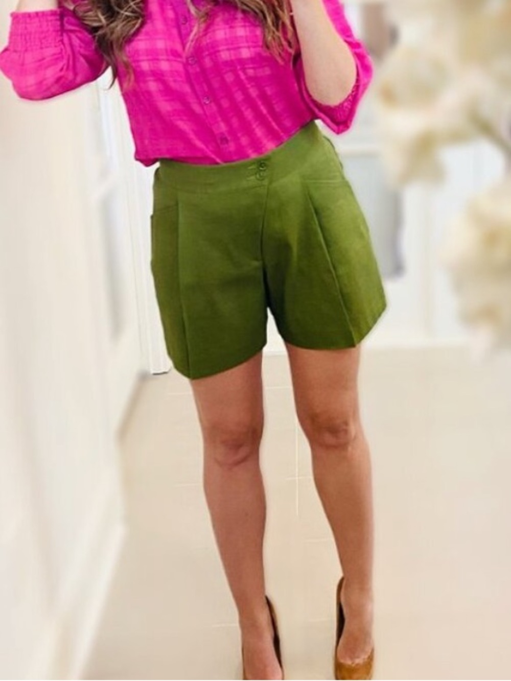 Cabi Traipse Linen blend shorts (avocado) - Picture 4 of 8
